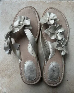 Born BOC Womens Flip Flop  Sandal Silver Leather Floral Flowers Size 7 - Picture 1 of 4