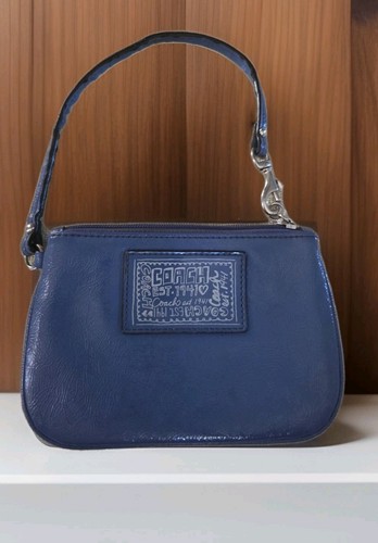 Portafoglio da polso Coach Daisy in pelle verniciata liquida blu papavero