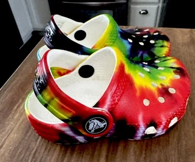 Zuecos/sandalias Crocs clásicos tie dye para niños pequeños multicolor con tira trasera - C4 nuevos sin etiquetas Foto 1 de 4