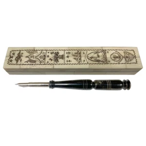 8-1/4" Americana Scrimshaw Knochen Stift Box mit schwarzer Hornfeder Stift, Antik Stil - Bild 1 von 4