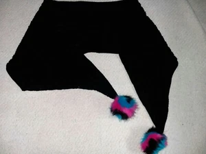 Bufanda tejida negra Betsey Johnson Trolls con pompones Fushia 80 pulgadas de largo nueva con etiquetas - Imagen 1 de 4