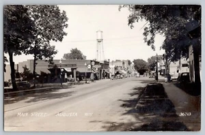 Augusta Wisconsin Main Street Tankstelle Schilder Echt Foto Postkarte RPPC 1930er - Bild 1 von 4