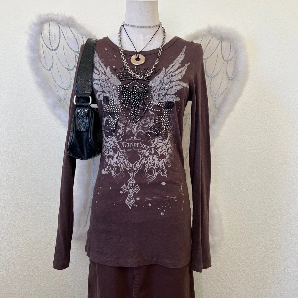 Camiseta Emo Grunge Marrón Manga Larga Gráfica Alas Alas Aladas Corona Cruz Y2k Foto 1 de 4