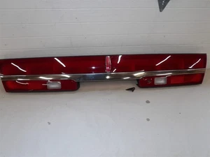 LINCOLN CONTINENTAL 1995-1997 CENTER TAIL PANEL TAILLIGHT WITH WIRING HARNESS - Picture 1 of 12