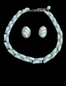 VINTAGE CROWN TRIFARI GOLD TONE COLLAR NECKLACE & Clip Earrings Set Choker MCM - Picture 1 of 11