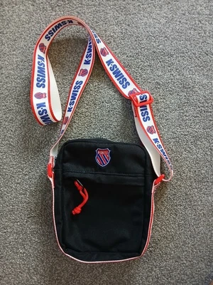 Mini bolso bandolera de hombro unisex K Swiss Spellout  Foto 1 de 4