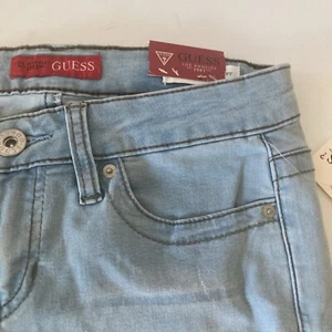 Pantalones de mezclilla ajustados Guess de tiro bajo ajustados Cindy Fit lavado claro  - Imagen 1 de 10