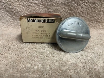 НОВЫЙ ИЗ СТАРЫХ ЗАПАСОВ FORD D5RY-9030-A FC-775 1975 1976 CAPRI II ЯРКИЙ ЛОГОТИП С БУКВАМИ КРЫШКА ТОПЛИВНОГО БАКА - Изображение 1 из 4