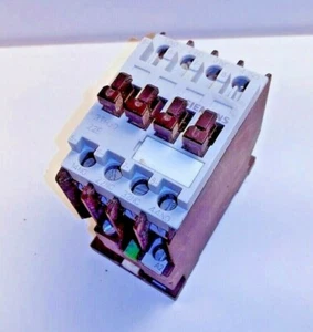 SIEMENS 3TH30 22-0A Contactor, 120v Coil - Picture 1 of 3