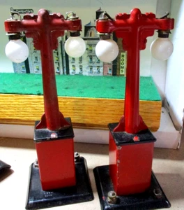 2 Marx O Gauge #408 Red & Black Metal Streetlamps~BOTH LIGHT UP - Picture 1 of 4