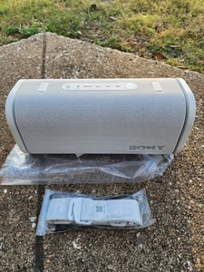Altavoz portátil inalámbrico Sony ULT FIELD 5 con correa de clip NUEVO caja abierta  - Imagen 1 de 11
