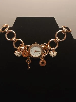 Reloj pulsera Charter Club para mujer tono oro rosa llave colgante encanto venta al por menor $37 Foto 1 de 4