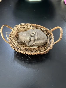 Vintage Sandra Brue Sandicast schlafende Maus im Korb ohne Karton 2,5" lang - Bild 1 von 7