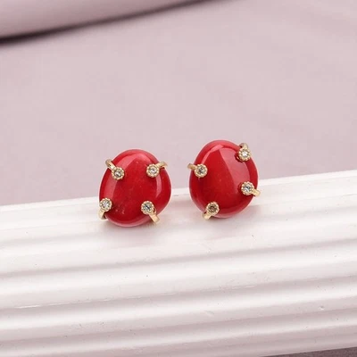 Aretes enchapados en oro de bambú rojo natural de Cora Sea Foto 1 de 4