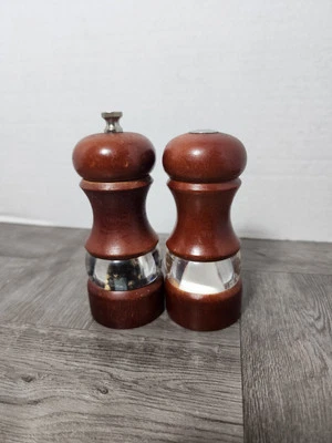 Salero y pimienta de madera Olde Thompson Foto 1 de 4