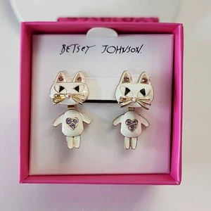 Pendientes Betsey Johnson Gato Esmalte Blanco Delantero Atrás Nuevos en Caja - Imagen 1 de 4