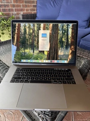 Apple MacBook Pro 15 pulgadas A1990 2019 Foto 1 de 4