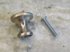 PERNO DE TIRÓN CROMADO SATINADO con TORNILLO para GABINETES y CAJONES - MANGO EN FORMA REDONDA - Imagen 1 de 4