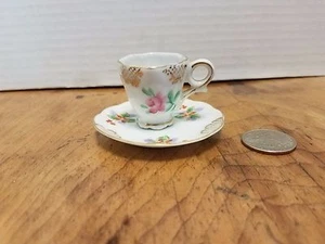Pequeña taza de té y platillo de colección rosas y diseño de malla dorada OCUPADO Japón - Imagen 1 de 5