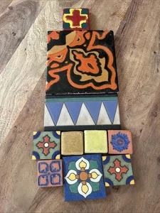 Lotto di 10 PIASTRELLE IN TERRACOTTA ARGILLA DIPINTE A MANO vintage varie misure - Foto 1 di 22