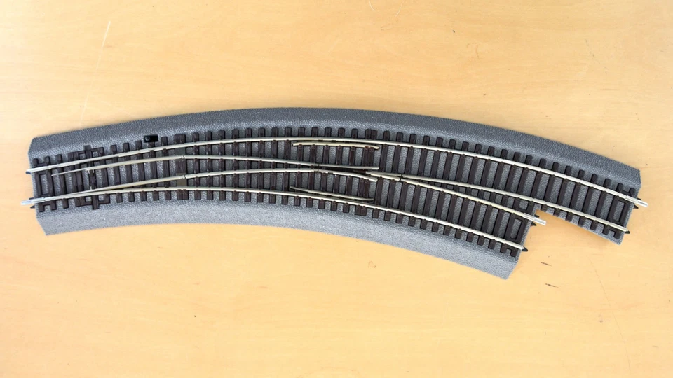 Roco 42571 Rocoline Ballasted (BWR5/6) Right Hand Curved Point. - Image 1 of 1