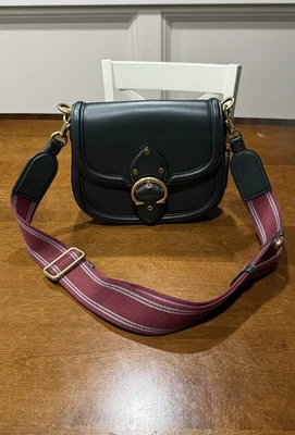 Bolso de sillín de cuero curtido COACH Beat con correa para correas Foto 1 de 4