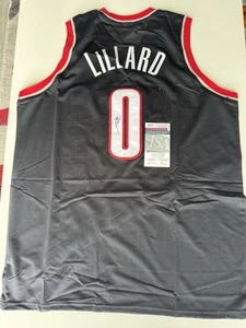 PORTLAND TRAIL BLAZERS DAMIAN LILLARD AUTOGRAPHED BLACK JERSEY JSA Holo COA - Imagen 1 de 6