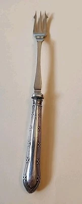 Tenedor victoriano de 7 3/8" Mappin & Webb encurtido/oliva con patrón de borde cruzado entrecruzado Foto 1 de 4