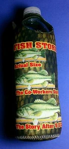 Echt Herren Fisch Stories Größe Flasche Wärmer Kühler Insulator Koozie - Picture 1 of 3