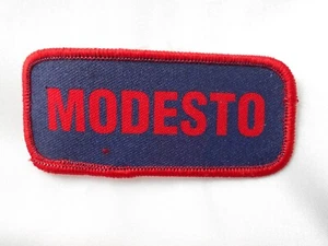 MODESTO GEBRAUCHT SIEBDRUCK VINTAGE AUFNÄHEN NAME PATCH ETIKETTEN KRÄFTIG ROT AUF DUNKELBLAU - Bild 1 von 2