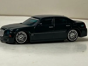 Chrysler 300C Hemi 2005 diecast escala 1:43 Maisto sedán, verde oscuro - Imagen 1 de 18