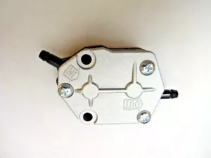 BOMBA DE COMBUSTIBLE DE MONTAJE EN BLOQUE DE MOTOR FUERABORDA SUZUKI 15100-94311 DT25 40 55 60 2 TIEMPOS - Imagen 1 de 4