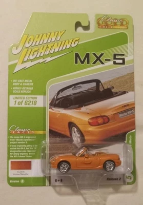 Mazda MX-5 Miata 1999 Johnny Lightning en naranja con rayas blancas Foto 1 de 2