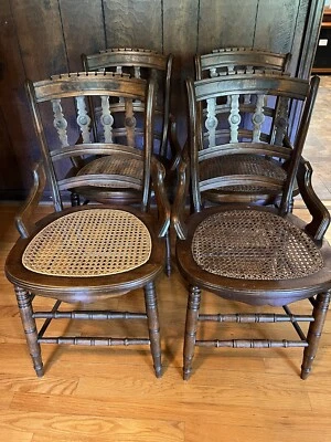 Juego de sillas antiguas de caña de nogal gótico Eastlake Foto 1 de 4