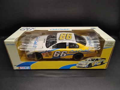 2006 Greg Biffle #66 Cub Cadet Ford Fusion Promo 1:24 Team Caliber autografado - Imagem 1 de 4