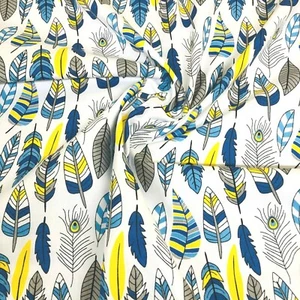 TELA PLUMAS AZUL AMARILLO SOBRE BLANCO 100% ALGODÓN por metro - Imagen 1 de 2