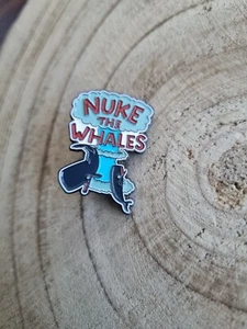 🍀 Nuke The Whales Funny Sarcasm Cool Pin Design Süß The Simpsons - Picture 1 of 2