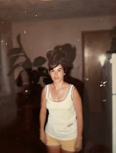 Vintage Polaroid Foto hübsche junge Frau große üppige Frisur - Bild 1 von 3