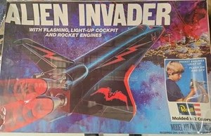 SEALED VINTAGE 1979 REVELL 1:144 ALIEN INVADER W/LIGHTED COCKPIT & ENGINES 8001 - Picture 1 of 4