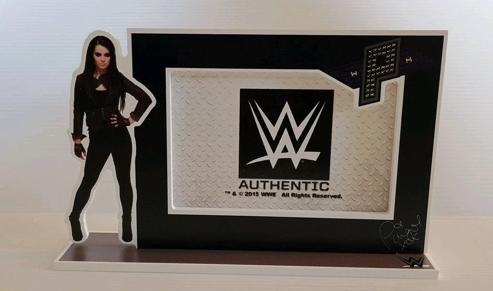 佩姬 WWE 正品 2015 复合相框 6 英寸 x 10 英寸带 Fascimile 亲笔签名 — 第 1/4 张图片