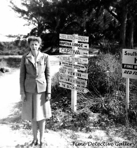 Eine Frau und Richtungsschilder, Sanibel Island, Florida 1947 - Vintage Fotodruck - Bild 1 von 1