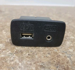 10-14 SUBARU OUTBACK-LEGACY CENTER CONSOLE AUXILIARY JACK USB PORT - Bild 1 von 4