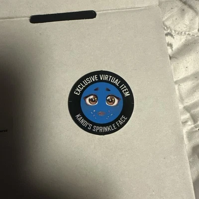 SOLO CÓDIGO FACIAL KANDI’S SPRINKLE - Helado de hermandad Roblox SERIE 3 estrellas Foto 1 de 2