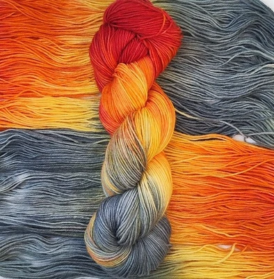 Handgefärbte Sockenwolle Flammentanz – Strickwolle Garn Rot Orange Gelb Grau - Bild 1 von 4