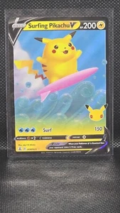 Surfing Pikachu V 008/025 M PF Pokémon Celebrazioni Serie 25° Anniversario - Foto 1 di 2