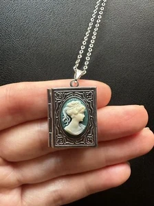 Mini Green Cameo Portrait Locket Pendant Sliver Tone Photo Locket Necklace 20'' - Picture 1 of 7