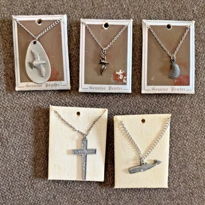 Lote de 5 Collares de Peltre Vintage, Gaviota, Cruz, Concha, Ballena, SeaBird, Nuevo de Lote Antiguo Foto 1 de 4
