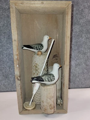 Caja de sombra rústica colgante de 8,5 pulgadas de alto gaviotas sentadas en el muelle Foto 1 de 4