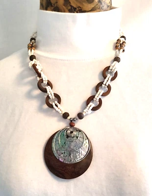 collar boho cuentas blancas y marrones con madreperla y colgante de madera Foto 1 de 2