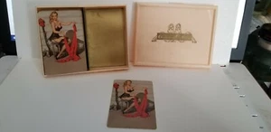 Vintage doppio mazzo Gil Elvgren B&B pin-up ragazza che gioca 52 carte e custodia RARA  - Foto 1 di 8